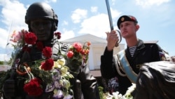Церемонія відкриття пам'ятника так званим «ввічливим людям», присвяченого російській анексії Криму в березні 2014 року. Сімферополь, червень 2016 року