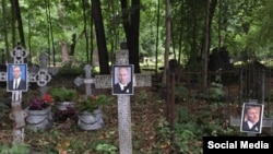 Фотографии российских политиков на кладбище в Петербурге