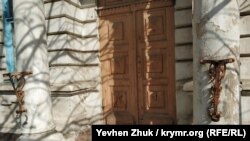 Здесь все старое – двери, колонны, держатели для флагов