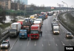 Далекобійники, які виступають проти системи «Платон», зайняли на Московській кільцевій автомобільній дорозі (МКАД) чотири смуги. 4 грудня 2015 року