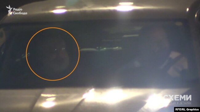 На пасажирському сидінні – олігарх Ігор Коломойський На пасажирському сидінні – олігарх Ігор Коломойський