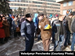 Заступник начальника главку МВС регіону Андрій Долинний розмовляє з керівником Самооборони Майдану Дмитром Харьковим (з пов’язкою). Справа від них Володимир Певченко