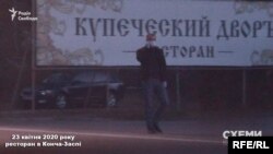 Щойно автівка знімальної групи зупинилася, на неї одразу звернула увагу охорона через дорогу