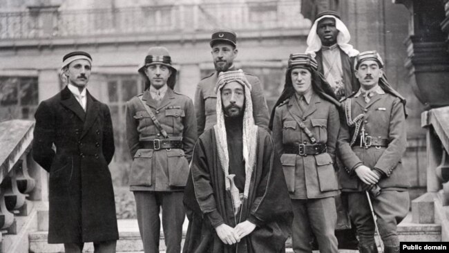 فیصل (که بعدتر پادشاه عراق شد) همراه با لورنس عربستان (نفر سوم از راست) در کنفرانس صلح پاریس