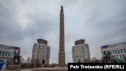 Монумент Независимости на площади Республики в Алматы