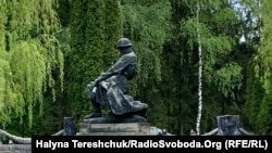 Цю скульптуру, як і поховання радянських воїнів, теж перенесуть на кладовище 