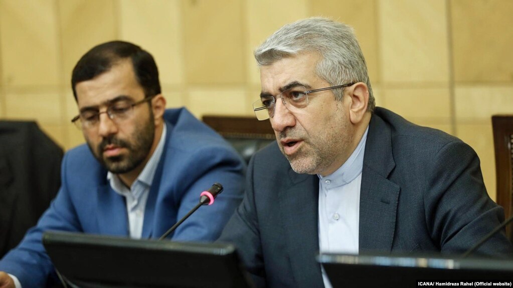 Iranian Energy minister Reza Ardakanian (R) in a meeting with conservative members of parliament on Sunday April 08, 2018.