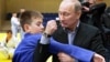 Володимир Путін демонструє прийом на чемпіонаті з дзюдо . Росія, Кемерово