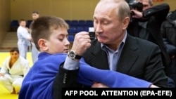 Володимир Путін демонструє прийом на чемпіонаті з дзюдо . Росія, Кемерово