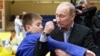 Колишній дзюдоїст Володимир Путін показує юному спортсмену один із прийомів боротьби, архівне фото, 2012 рік