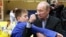 Президент России Владимир Путин показывает прием на открытой тренировке по дзюдо, 2012 год