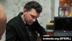 Андрэй Чарнякевіч раздае аўтографы