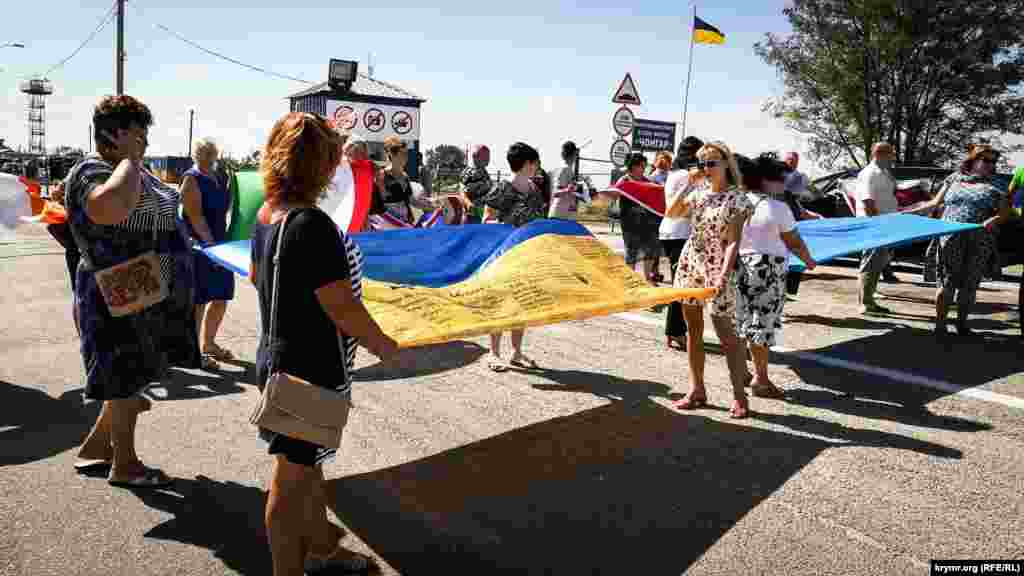 На адмінкордоні з Кримом розгорнули український прапор, 28 серпня 2018 року