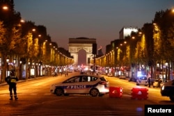 Joi seara pe Champs Elysées după atacul împotriva poliției