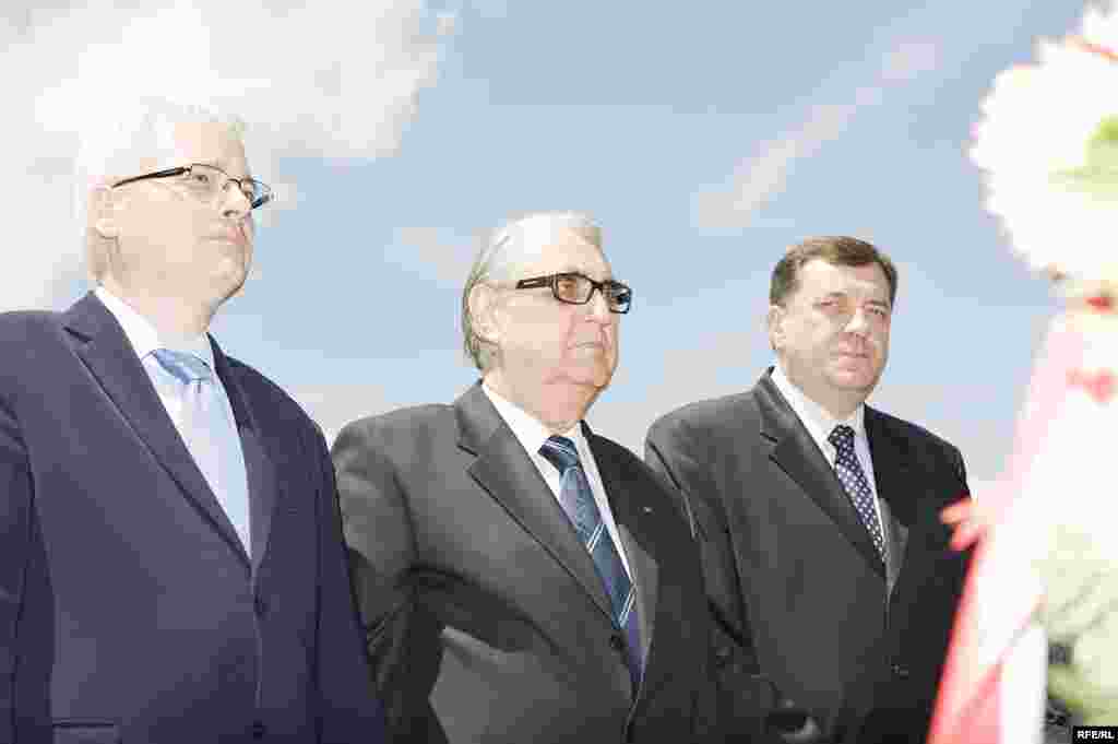 FOTO: BORIS MILJEVIĆ - Predsjednik Hrvatske Ivo Josipović, predsednik RS Rajko Kuzmanović i premijer RS, Milorad Dodik odaju poštu žrtvama u Sijekovcu