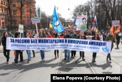 Группа антивоенных активистов на демонстрации в Петербурге 1 мая 2015 года