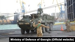 Американські бронемашини розвантажують із корабля для участі в навчаннях Noble Partner 2017 у Грузії