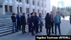 Добивающиеся санкции на проведение мирного собрания оралманы у здания акимата города Алматы. 30 марта 2018 года.