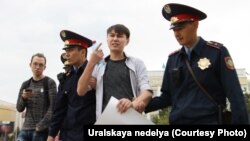 Аслан Сагутдинов, активист ва видеоблогер, акция пайтида қўлга олинмоқда, Қозоғистон, 2019 йил, 6 май.