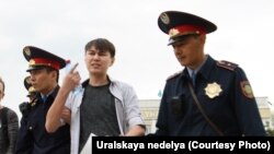 Kazakh police arrest Aslan Sagutdinov in Uralsk earlier this month.