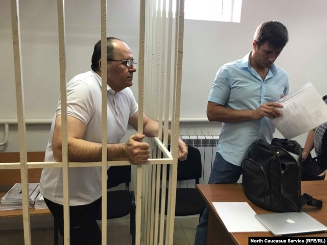 Оюб Титиев и адвокат Пётр Заикин в суде