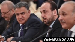 نصر حریری (نفر دوم از راست) ریاست هیئت مخالفان اسد را در گفت‌وگوهای وین به عهده دارد.