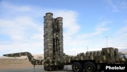Armenia - A Russian-made S-300 air-defense system of the Armenian armed forces put on display during a military exercise, 8Oct2013.