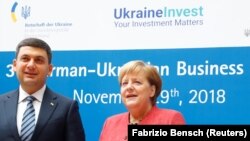 Володимир Гройсман і Анґела Меркель на Німецько-українському діловому форумі, Берлін, 29 листопада 2018 року