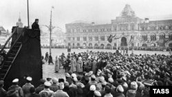 Oktobarska revolucija označila je početak surevnjivosti između Istoka i Zapada; Foto: Lenjin govori na Crvenom trgu u Moskvi 1918.