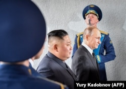 Путин и Ким Чен Ын перед началом встречи тет-а-тет во Владивостоке, 25 апреля 2019 года.