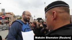 Илья Азар на несогласованном марше в поддержку Голунова в Москве