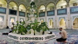 Мужчина в пустой мечети в Нур-Султане. 18 мая 2020 года.