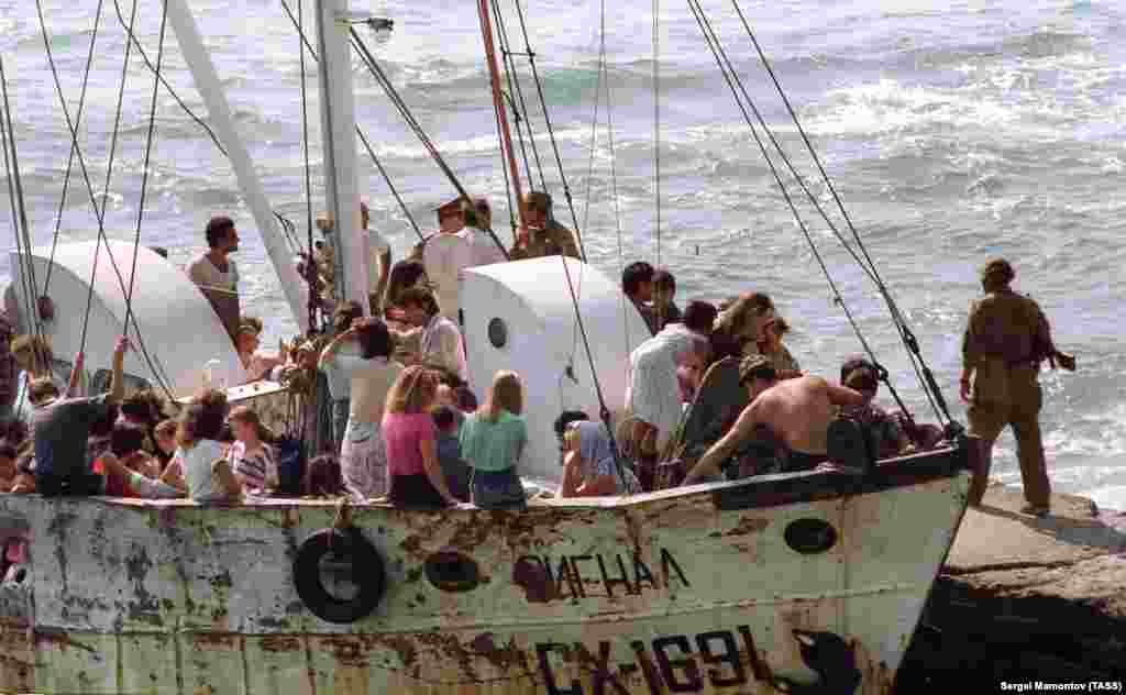 Russian tourists fleeing Abkhazia&#39;s resorts in mid-August 1992 as fighting broke out. With a hard-line separatist leader in power in Abkhazia, armored columns from independent Georgia rolled into Abkhazia in order to restore Tbilisi&#39;s authority.&nbsp;