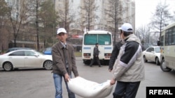 Kazakh students deliver aid to victims of flooding in on March 18.