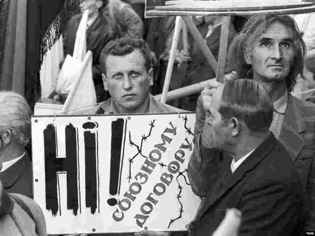 Members of the People's Movement of Ukraine rally in Kyiv on September 30, 1990, to demand the secession of Ukraine from the Soviet Union.