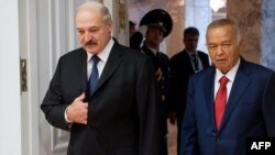 Президент Беларуси Александр Лукашенко (слева) и президент Узбекистана Ислам Каримов. 