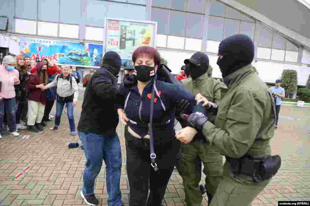 Masked police officers detained several of&nbsp;Kalesnikava​&#39;s supporters.