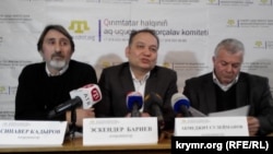 (soldan-sağ tarafqa) Sinaver Kadırov, Eskender Bariyev ve Abmecit Suleymanov Aqmescitte matbuat konferentsiyasında