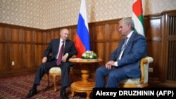 Владимир Путин и Рауль Хаджимба, Пицунда, 8 августа 2017
