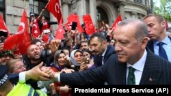 Эрдоган Лондон сәфәре вакытында тарафдарларын сәламли. 13 май 2018