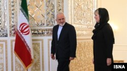 جولی بیشاپ، وزیر امور خارجه استرالیا (سمت راست) در دیدار با همتای ایرانی خود در تهران.