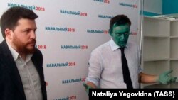 Алексей Навальный (справа), которого облили зелёнкой, на открытии штаба в Барнауле. 20 марта 2017 года.
