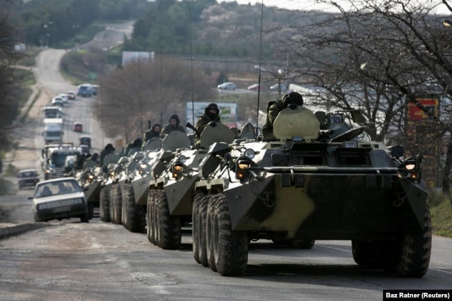 Колонна российской военной техники в Крыму, весна 2014 года