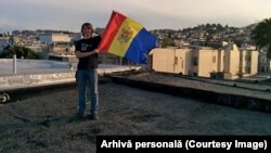 Dumitru Savva, fluturând drapelul Republicii Moldova pe acoperişul unei clădiri din San Francisco
