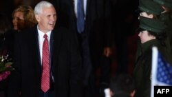 Nënpresidenti amerikan, Mike Pence në aeroportin e Mynihut