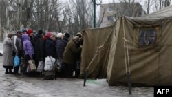 Жители Авдеевки в очереди у палатки, где раздают теплую одежду в качестве гуманитарной помощи. Донецкая область, 5 февраля 2017 года.