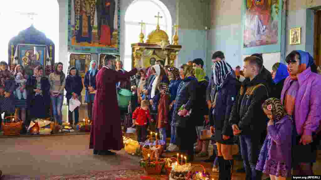 Архиепископ Климент проводит пасхальное богослужение в Симферополе в аннексированном Крыму.&nbsp;