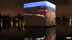 The so-called CO2 cube in Copenhagen shows the amount of carbon dioxide produced by an average person in one month.