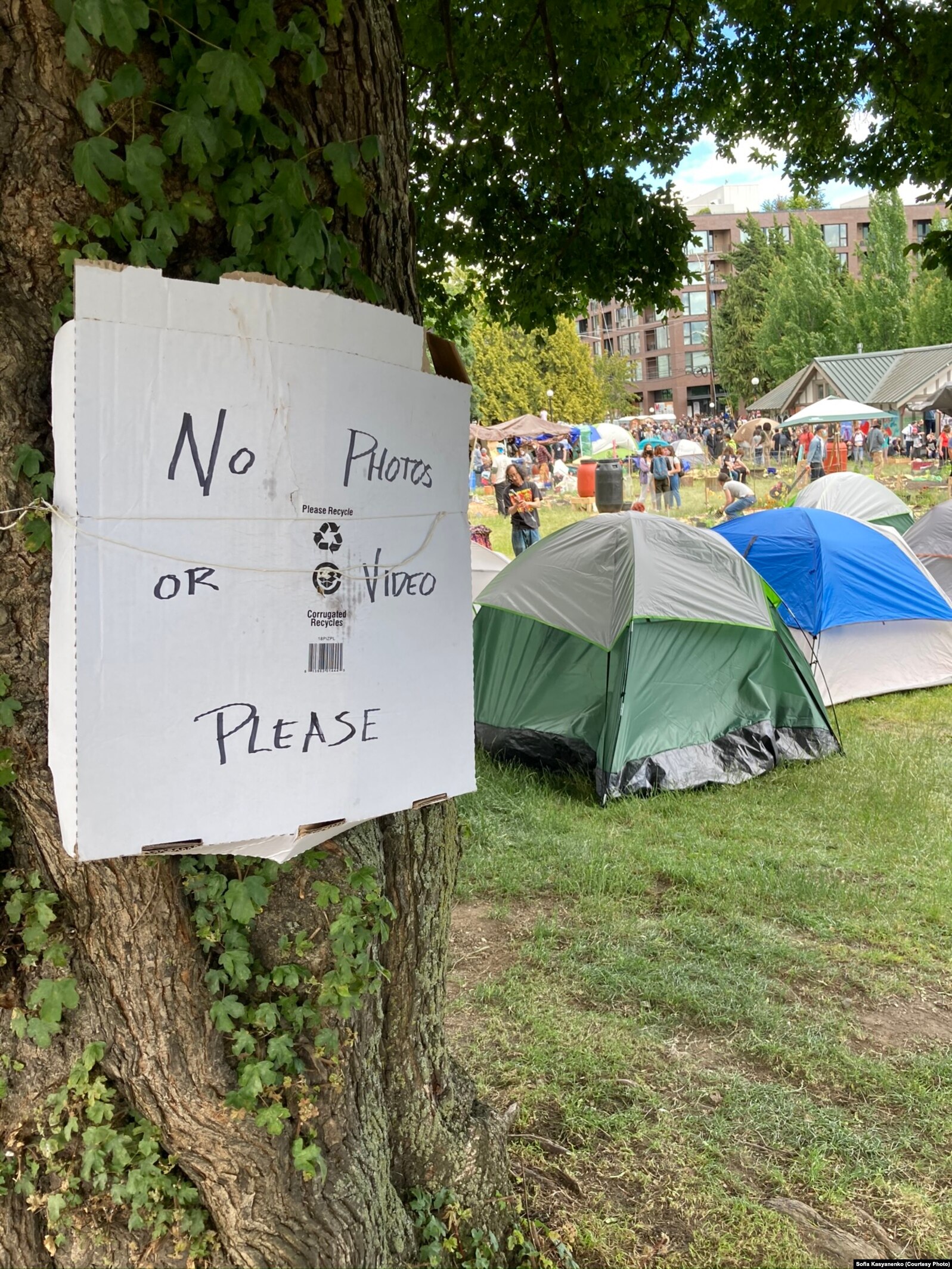 Просьба не делать снимков в палаточном лагере