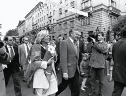 Мэр Петербурга Анатолий Собчак и Владимир Путин (среди сопровождающих, второй слева). 1992 год